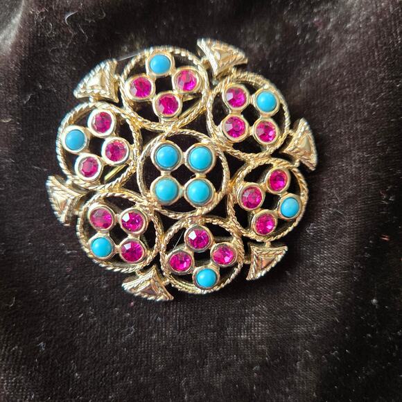 Vintage Sarah Coventry Gold Brooch with Turquoise & Pink Rhinestones Signed Pin - Picture 6 of 6
